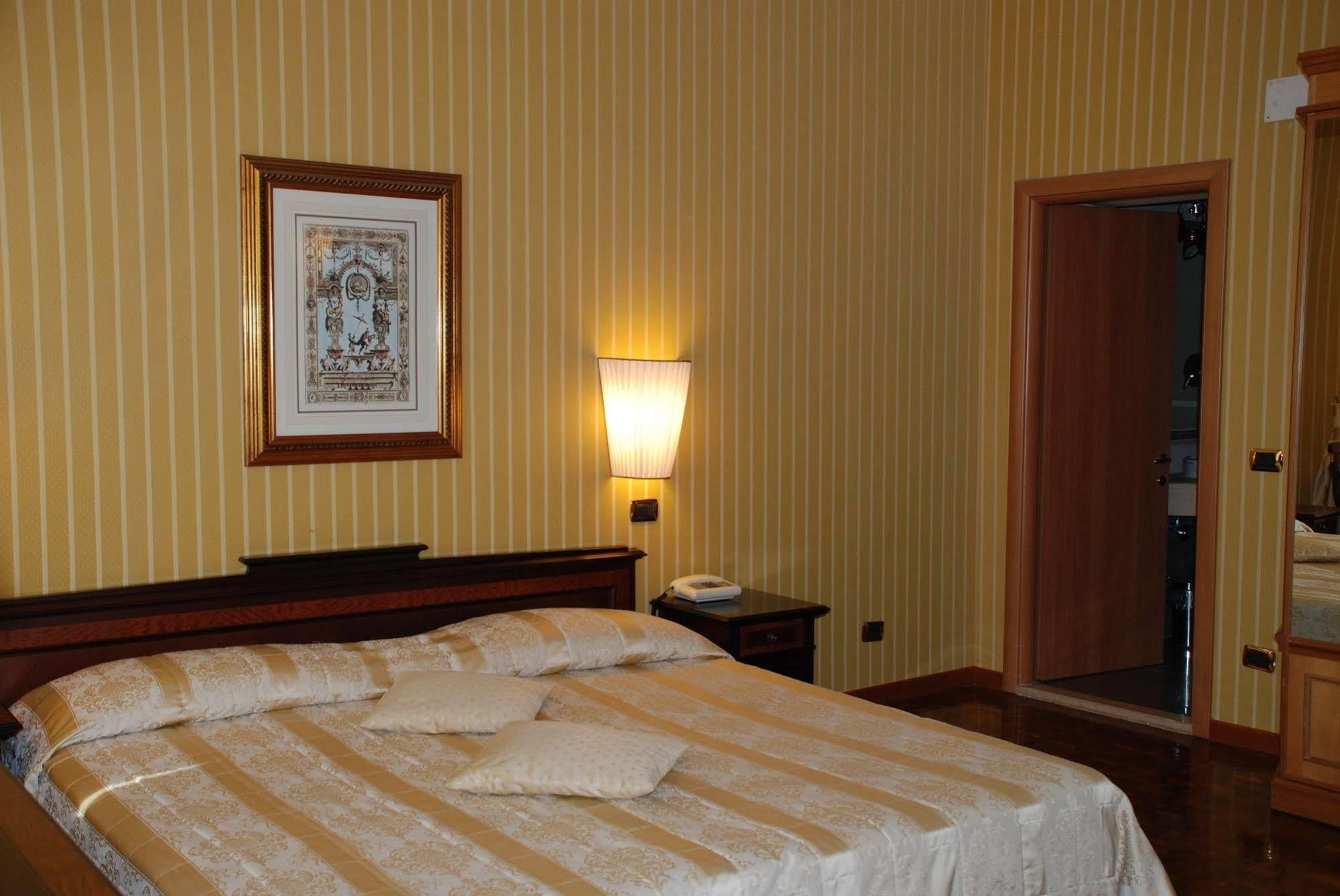 Cecil Hotel 3*
